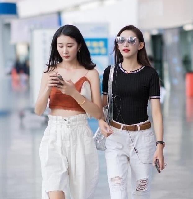 「 美女」穿搭靓丽,尽显好身姿!,美女街拍:笑容甜美的小姐姐