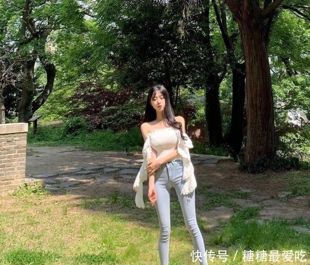  美女|街拍美女牛仔裤营造浪漫唯美的魅力，更显优雅大方的气质