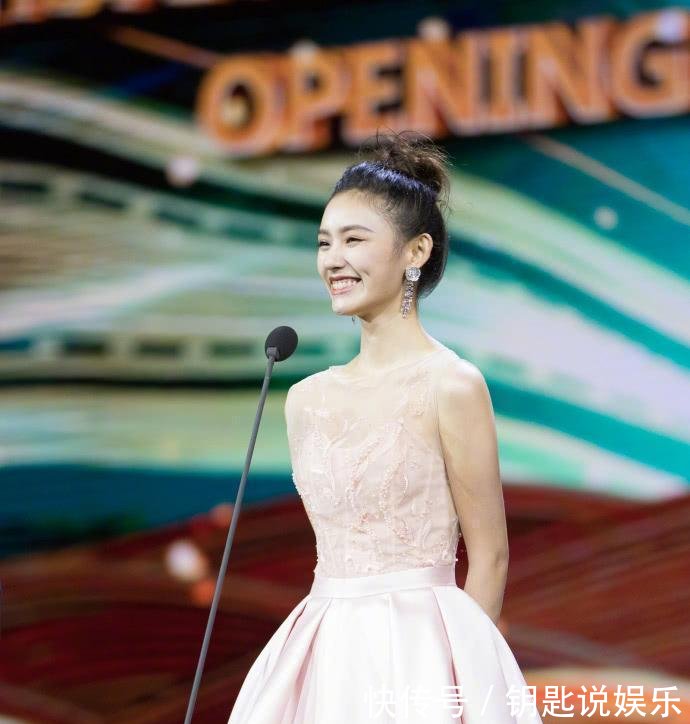 林允穿白色连衣裙现身, 却梳了个中分发型, 连老气感都显现了出来