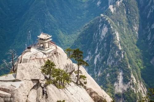 华山究竟有多险？五岳之一西岳华山果然名不虚传，无人机高空航拍