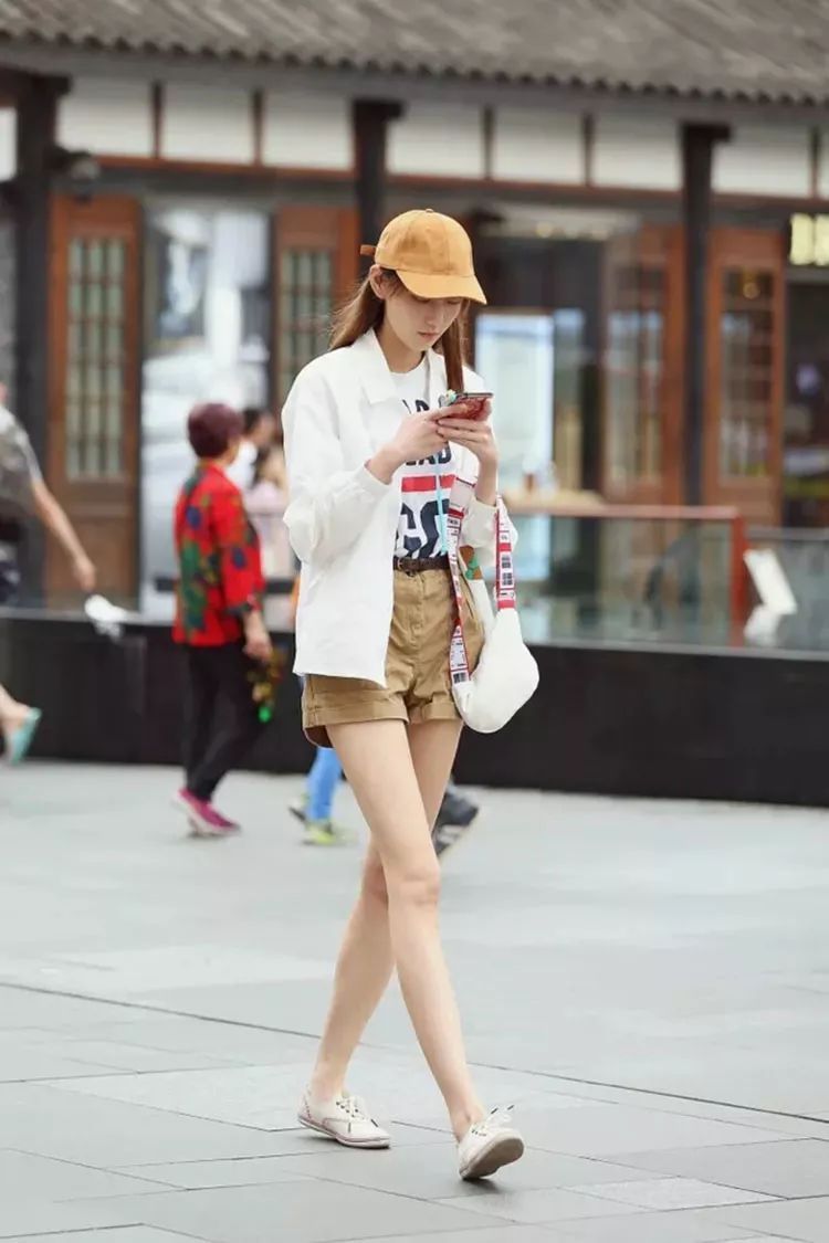街拍靓丽优雅的穿搭令美女的双腿看起来无比修长,清爽又很时尚!