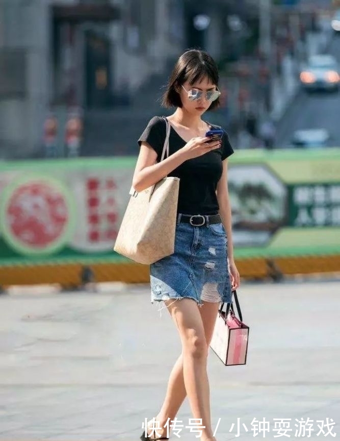  『短袖T恤』女性穿上高跟鞋, 打造出时尚魅力的自己