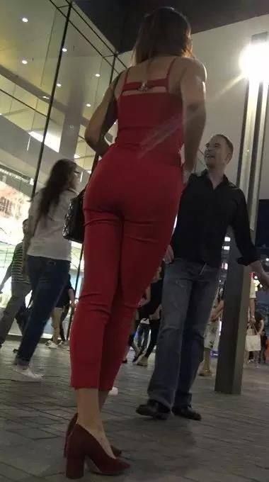 街拍：身体丰满穿连体红裤的美女