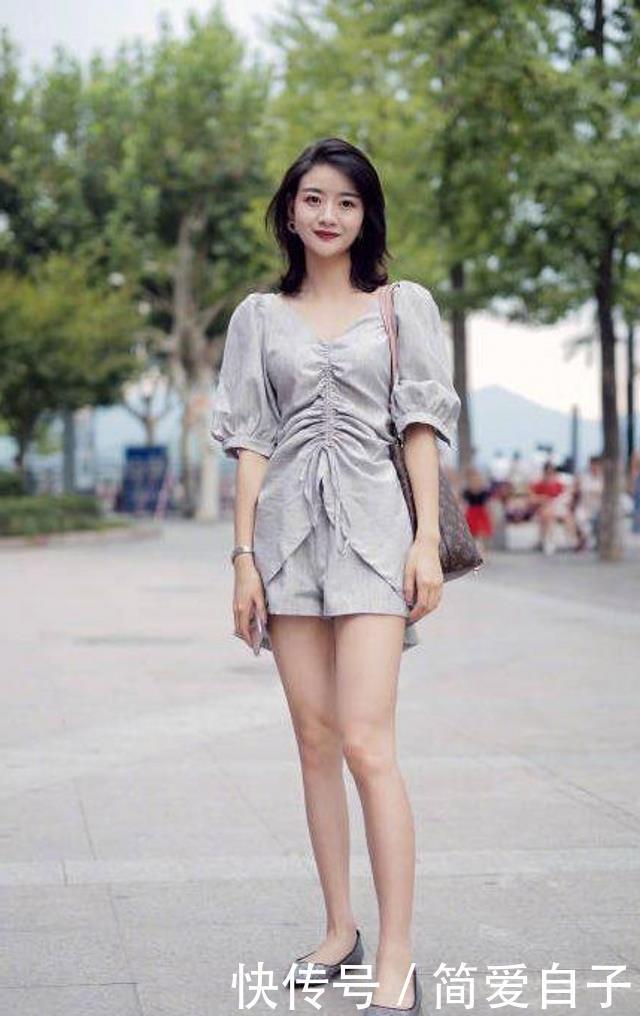  『洒脱』路人街拍，小姐姐很靓丽，穿时尚的牛仔短裤，洒脱时尚