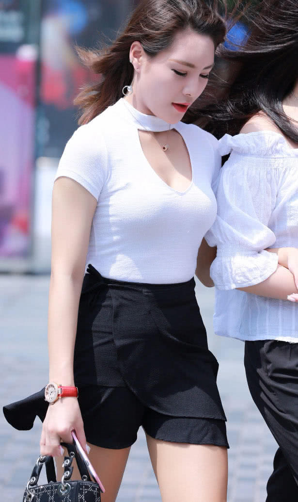 轻熟小女人穿紧身上衣裹出完美曲线，胸前的开口很迷人