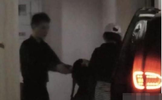 狗仔卓伟曝料赵丽颖已怀孕，只是未满三月不可说，网友:是他的?