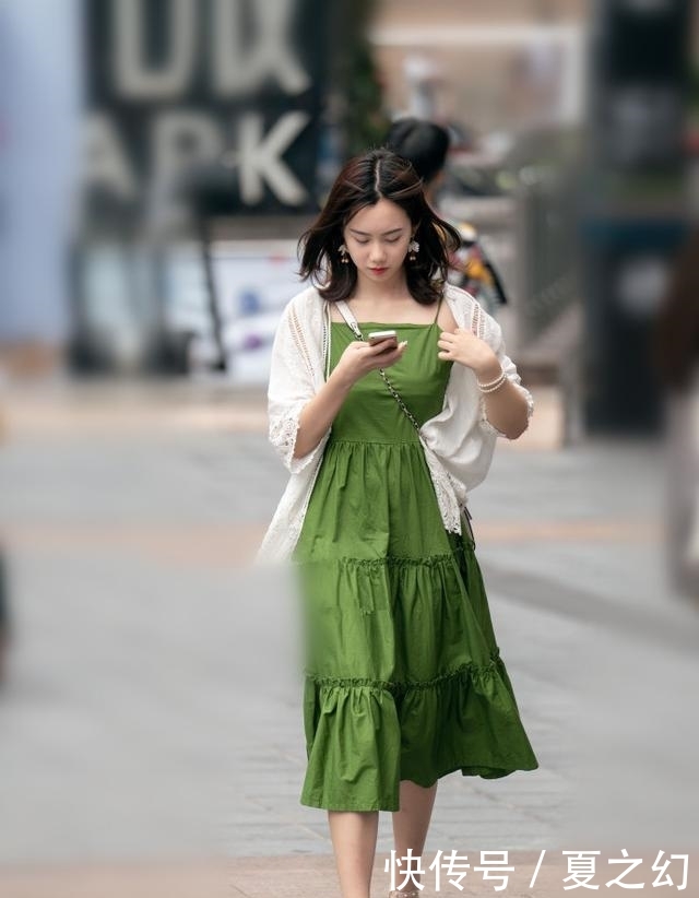 强势■街拍:美女一双红色的高跟鞋再配上红色的脚趾甲,给人一种非常强势的气场