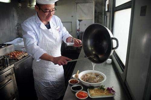  「伙食」火车上的饭也不贵，农民饿着也不愿买，为啥？老农3句话