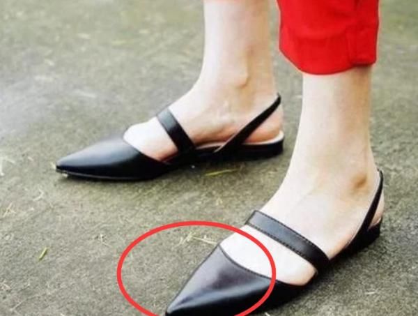  [女生]女生公认“最伤脚”的3种鞋子，高跟鞋不算什么，第一名男生也经常穿