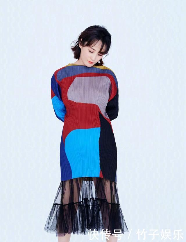 42岁蒋勤勤挺孕肚优雅出镜，短发搭配刘海，清新减龄逆生长？