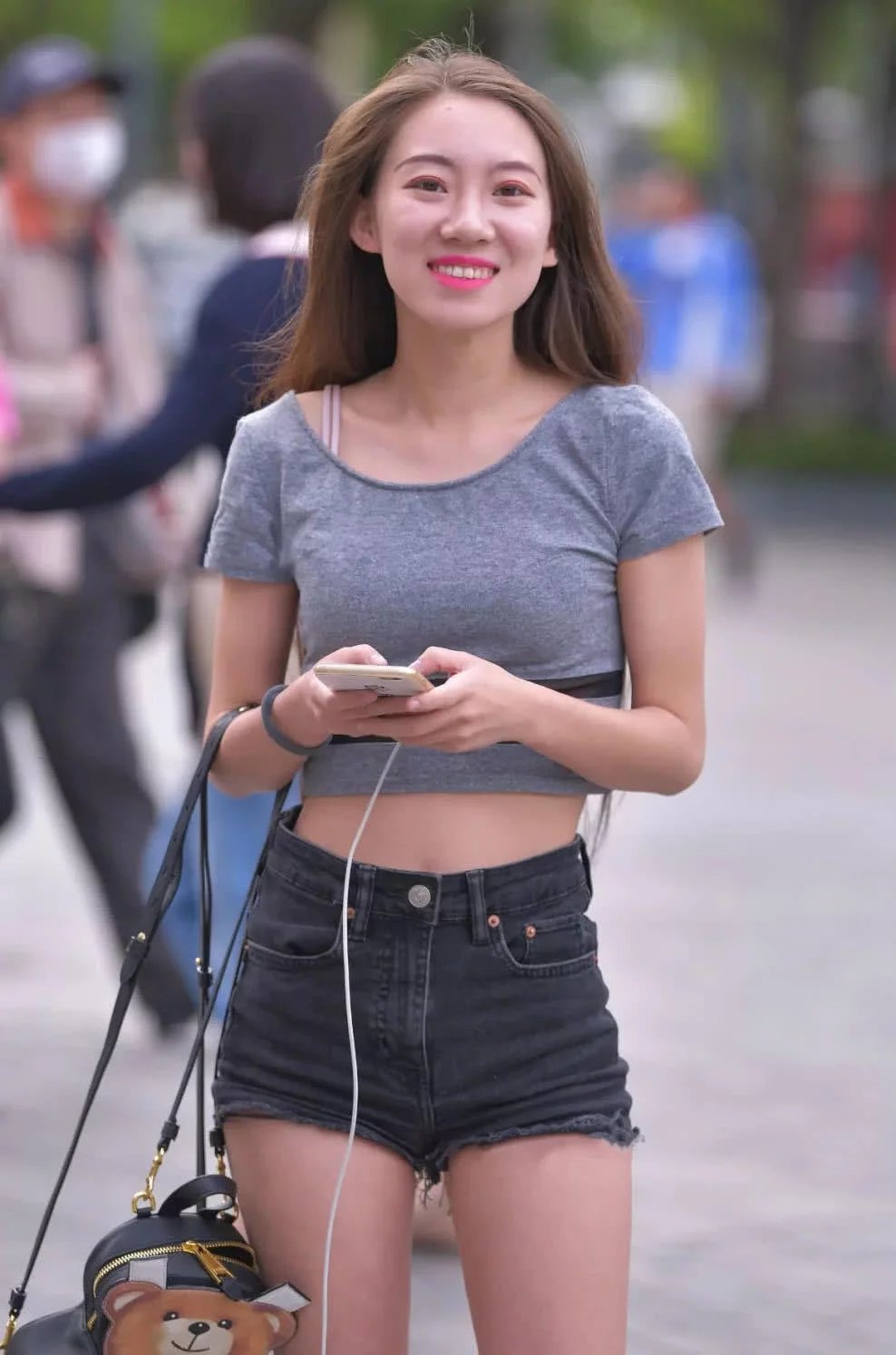 时尚辣妈贴身T恤勾勒出前凸后翘好身材，生过孩子的女人身材就是