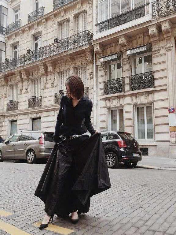 赵丽颖巴黎街头照曝光 宽松黑色V领裙气场1米8