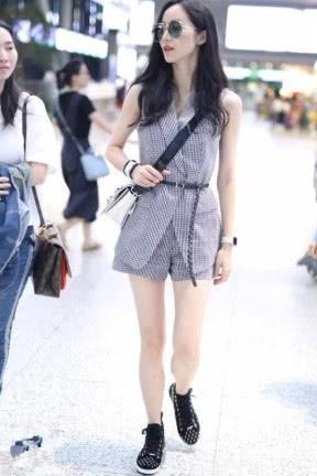 韩雪穿短裤现身，坐下时尴尬了，网友：女神晒腿了解一下！