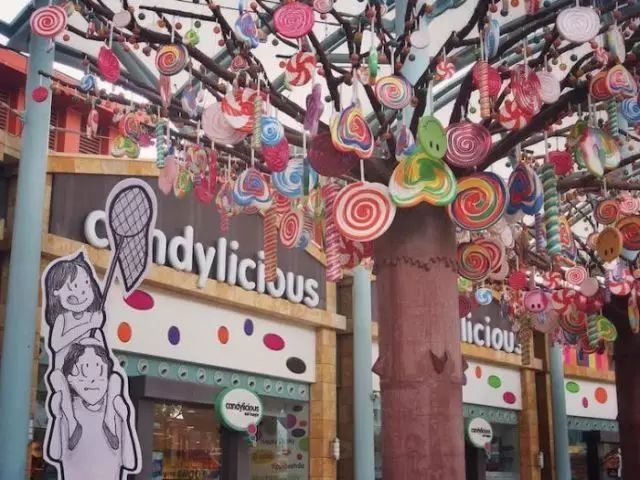 这才叫情侣旅行照,你那只能叫自拍!