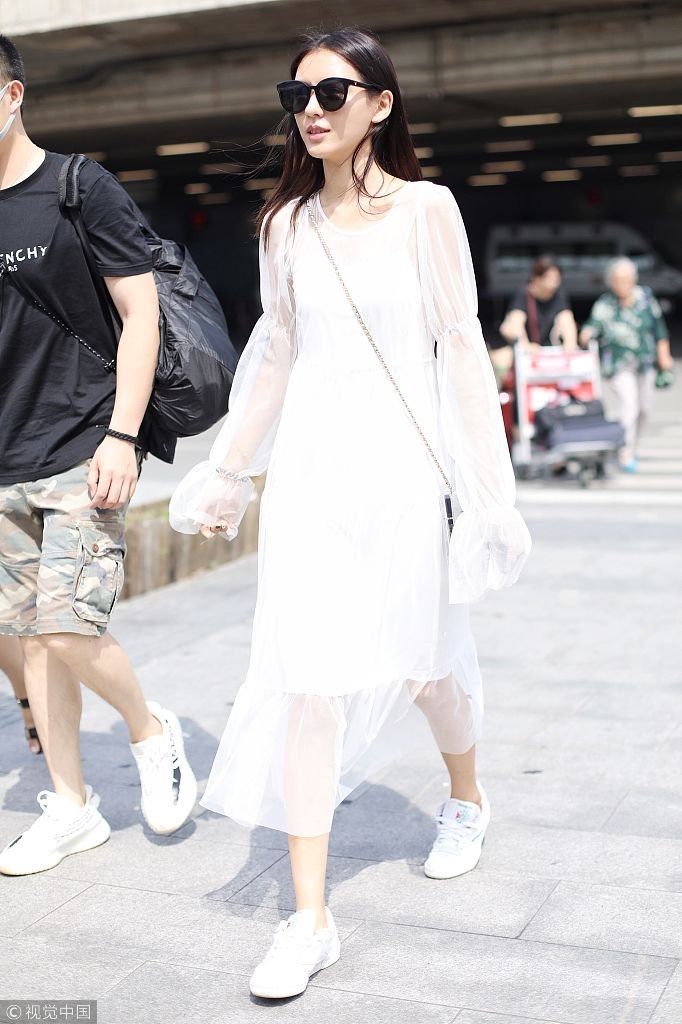 小仙女既视感！张予曦透视白纱裙清纯甜美 机场脚步轻快微笑任拍