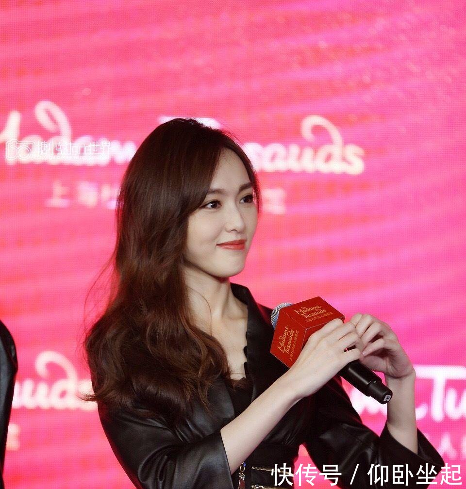 唐嫣为自己的蜡像揭幕 穿同款黑色开叉长裙秀大长腿似孪生姐妹