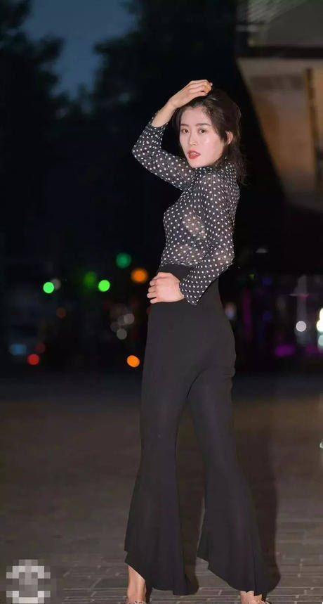 斑点薄纱上衣搭配阔腿喇叭裤，曼妙身材一览无遗