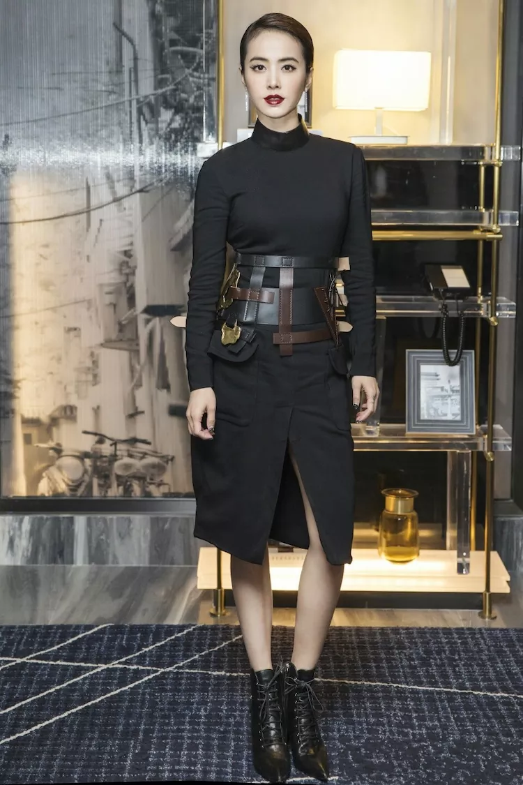 蔡依林越来越敢穿了，白色长裙中间还开了个缝，网友：胆真大！