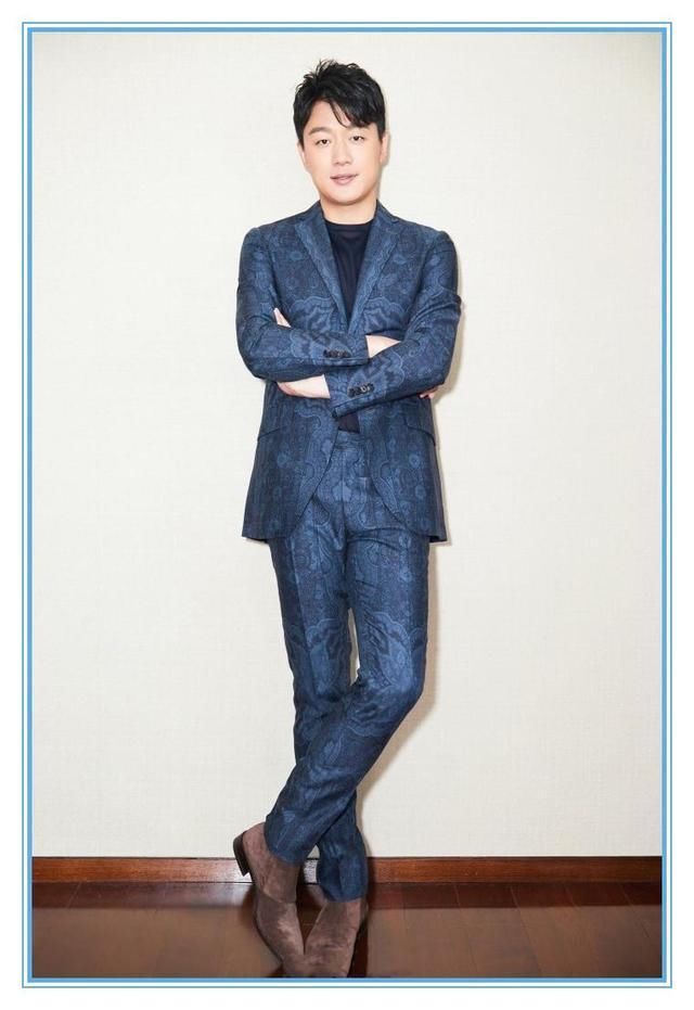 当25岁牛骏峰和39岁佟大为同穿西装，才知道为啥男人越老越有味！