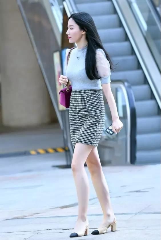 街拍:样子很温柔,淑女范儿的走来,肤白美腿的性感美女