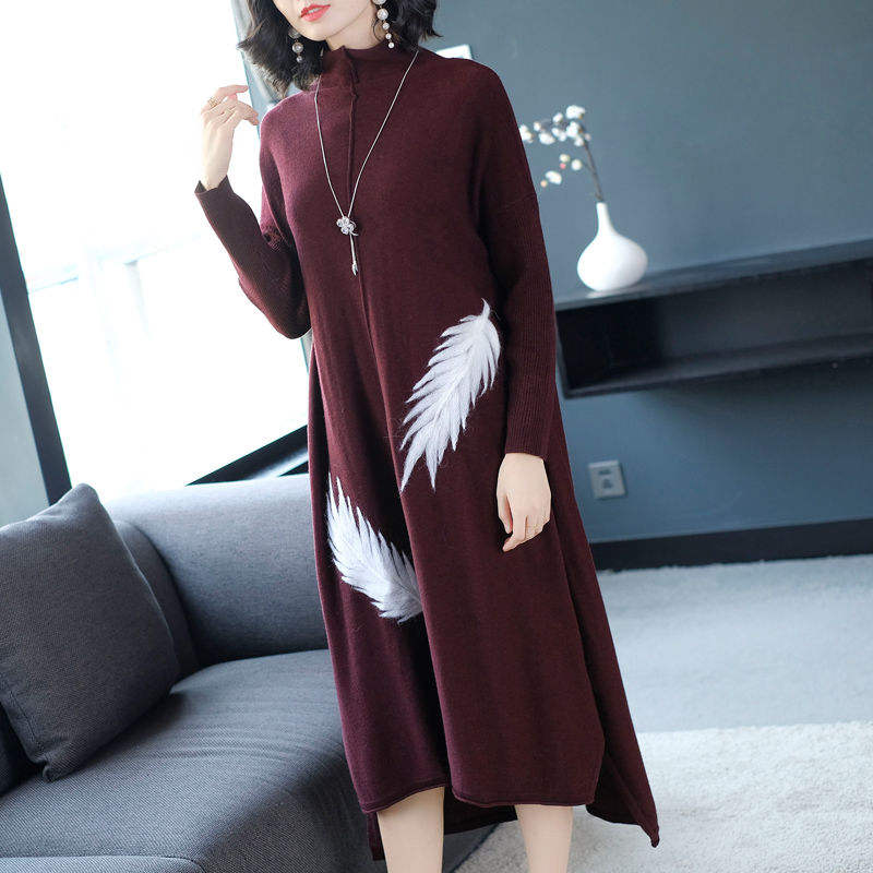 47岁的小姨真会打扮，穿上这样的大牌连衣裙，一点不像中年人