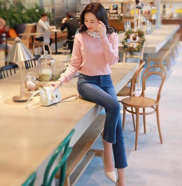 街拍紧身牛仔裤简单又时尚，个性的装扮百搭很受女人喜爱！