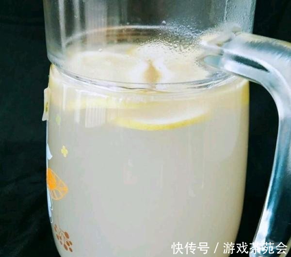 『柠檬薏仁水』它与柠檬一起吃,利水消肿,美白肌肤,相当于慢跑一小时!