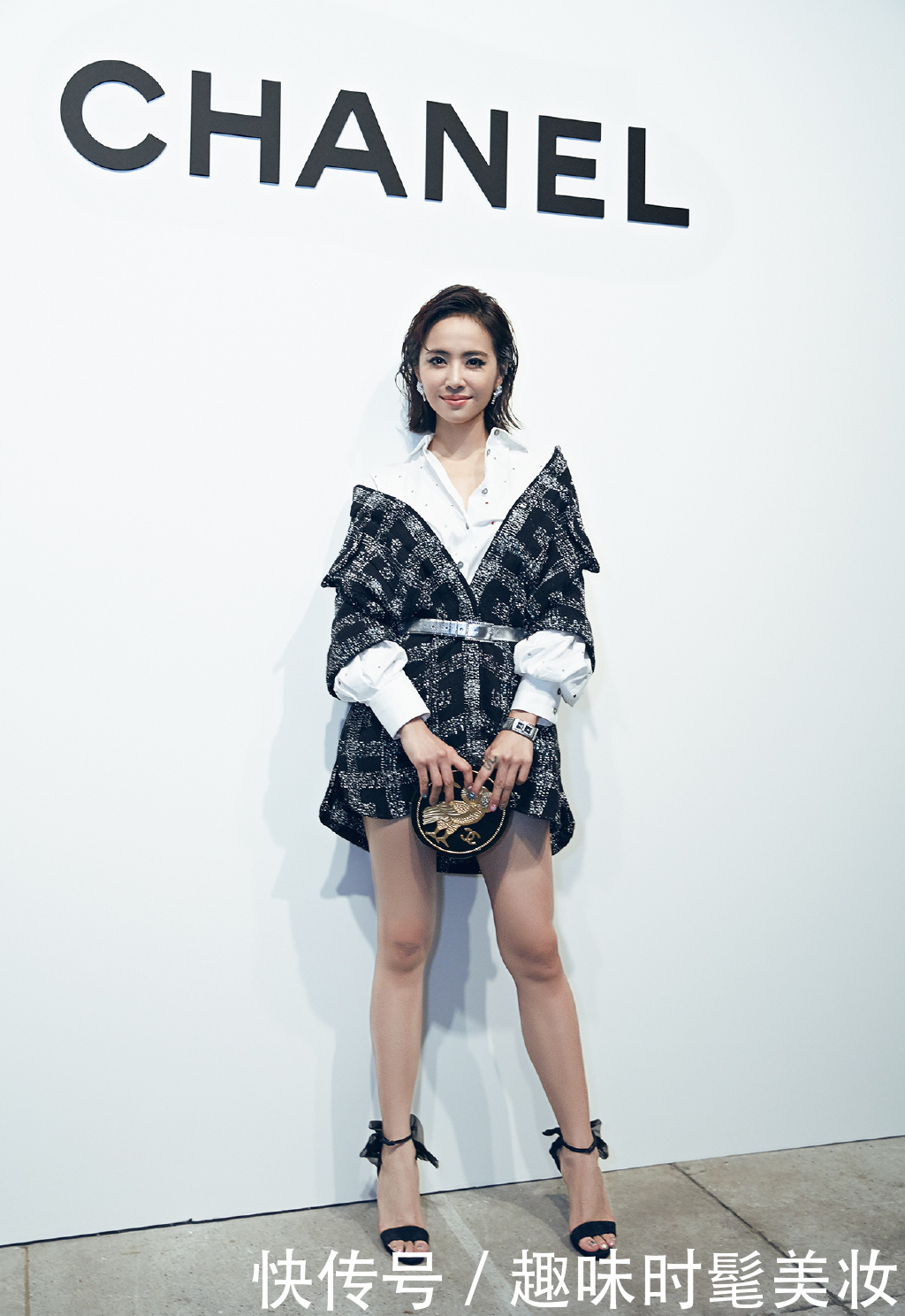 蔡依林太大胆了，全是钢丝网的短裙也敢穿，网友：不嫌勒得慌吗？