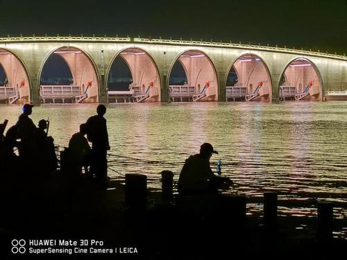 华为Mate 30 Pro夜景拍摄如何？比单反更方便，多焦段有惊喜