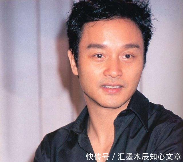 #老照片#老照片里的张国荣,公园看人打牌,与民工闲聊