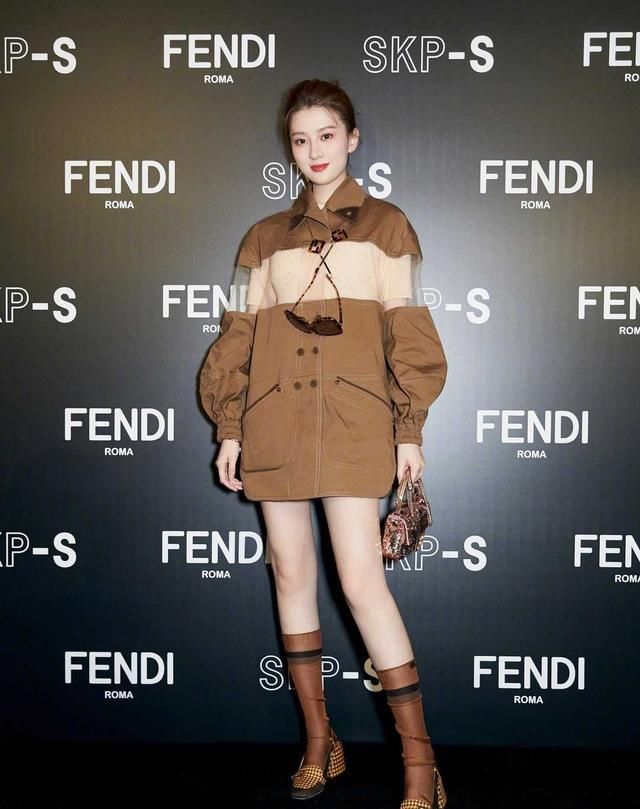  『大气』乔欣美出新高度，丸子头发型搭配一件工装外套，意外时髦大气