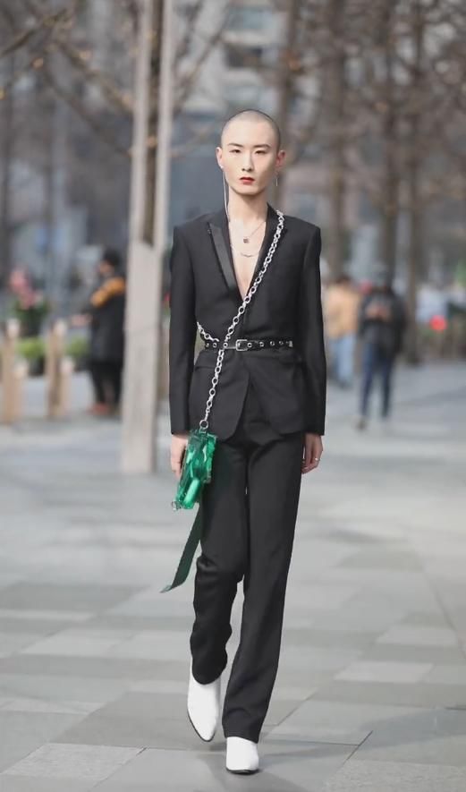 『衣着』那些路人镜头下的网红,个个都是肤白貌美大长腿,衣着也暗藏玄机