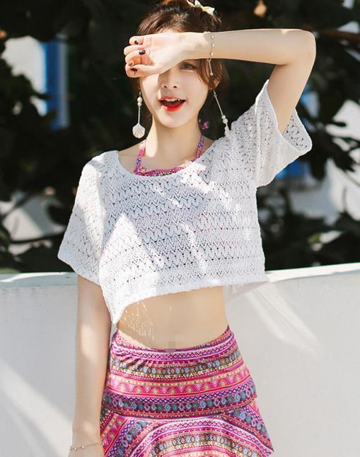 这位模特长得太清纯了，露出可爱的笑容，在沙滩上像小仙女一样