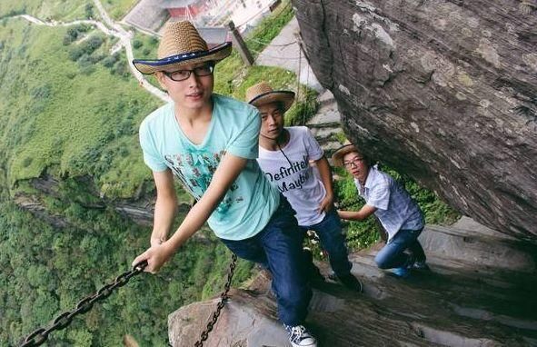 中国贵州这个地方火了，此建筑就连外国人也赞叹：太不可思议了