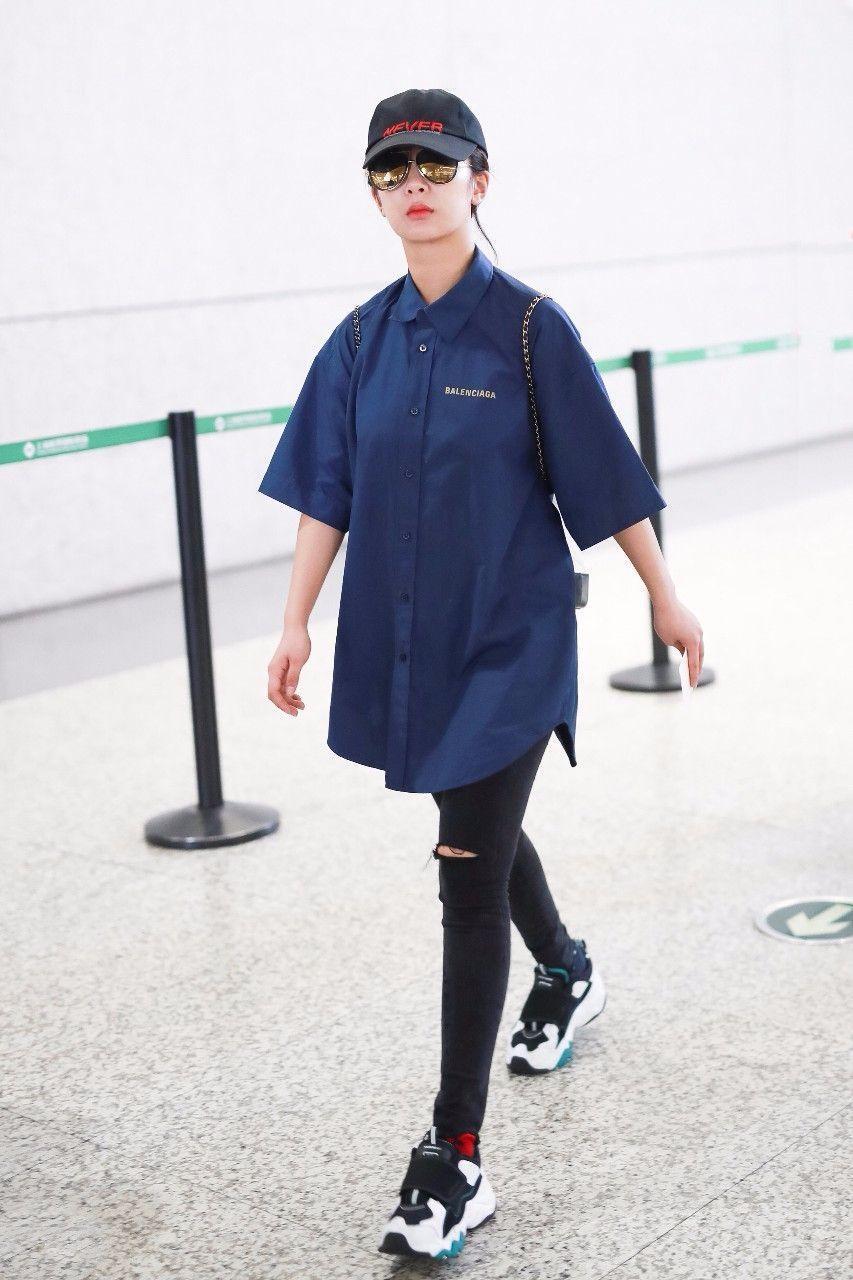 网友对杨紫要求太严格了, 机场穿短袖牛仔裤舒舒服服的怎么了?