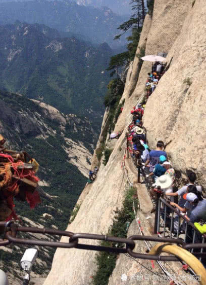 华山栈道连跳两人，丧命无数龙头香被禁止，游客：想死是拦不住的
