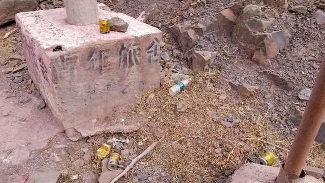  「路边」自驾川藏线，被路边的藏民清洁工所惊到，一个生产队的人来捡垃圾