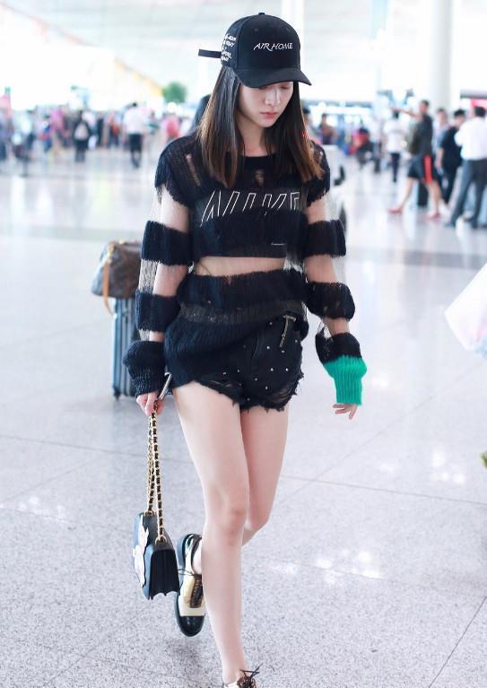 张雪迎百变街拍，图一邻家女孩范儿，图三时尚范，图四却一言难尽