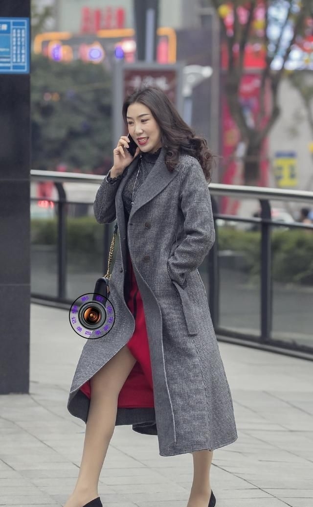 『气质』时尚的姑娘穿尖头细跟鞋逛街,服饰搭配端庄大气,展现成熟气质