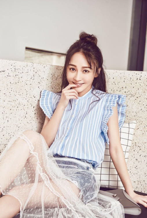 姚笛为了抢镜秀性感，穿黑色丝袜亮相，网友：下半身真是辣眼睛！