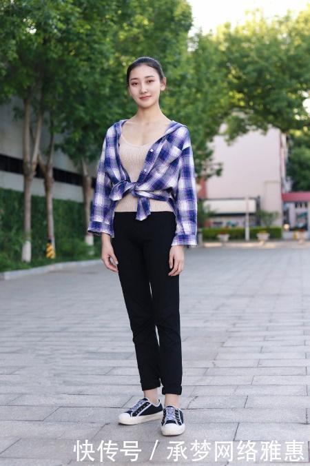 迷人:重庆街拍 长腿美女穿什么都好看, 图四小姐姐身材很迷人