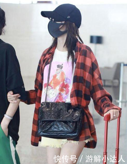 关晓彤和热巴同穿短裤，身高差五厘米，腿的差距一目了然