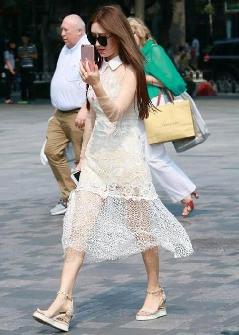  #小姐姐#街拍：沉鱼落雁的小姐姐，一条白色的连衣裙，时尚优雅风采迷人