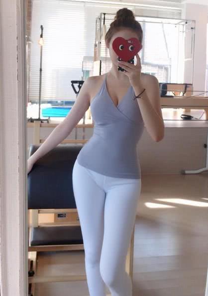 女人腿粗屁股大不可怕，穿上紧身裤显瘦又有女人味