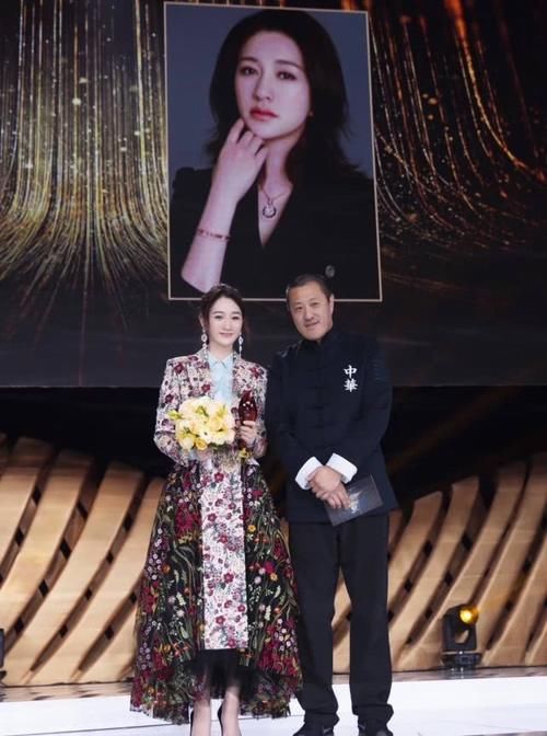  #同龄人#李小冉哪像李沁妈？与90后同框cp感超足，优越美貌彰显不俗年轻态