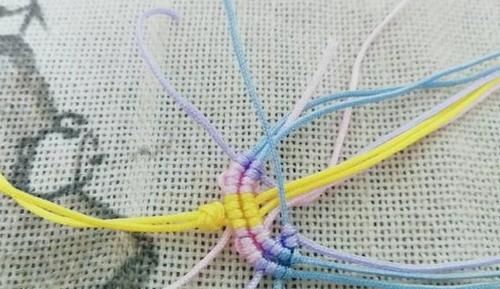  #中央位置#结绳编织，斜卷结就能编出的小挂件，辟邪小鞋子挂饰附教程！