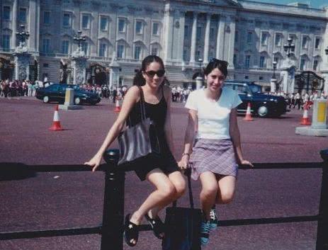 梅根的前半生：烟熏妆，棒球帽，吊带装是标配，与凯特成鲜明对比