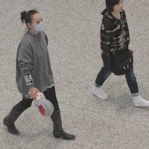 刘若英现身纽约街头, 47岁打扮的像个小姑娘, 脚上的鞋真个性