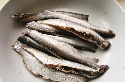  『香酥』小鱼这样做，香酥美味，小刺可以嚼着吃，再也不怕卡嗓子了