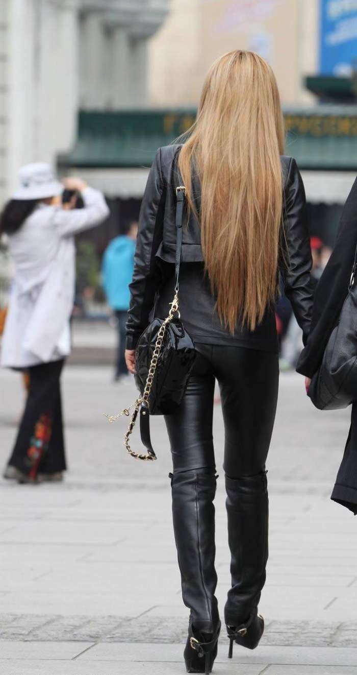 街拍: 皮衣皮裤金发酷女郎, 火辣身材透过皮裤, 展示得淋漓尽致